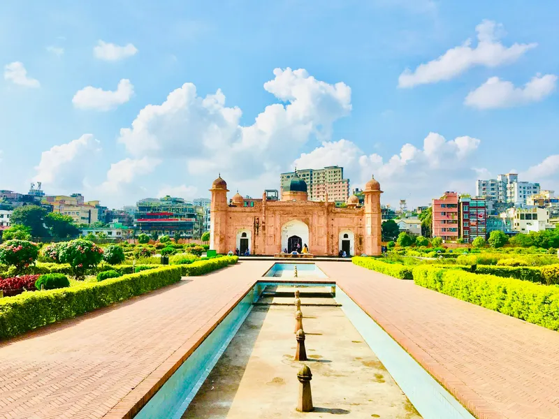 দিনের আলোয় ঐতিহ্যবাহী স্থাপনা