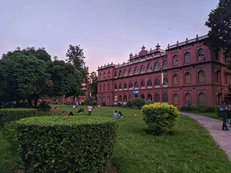 সবুজ মাঠের পাশে পুরোনো ইমারত