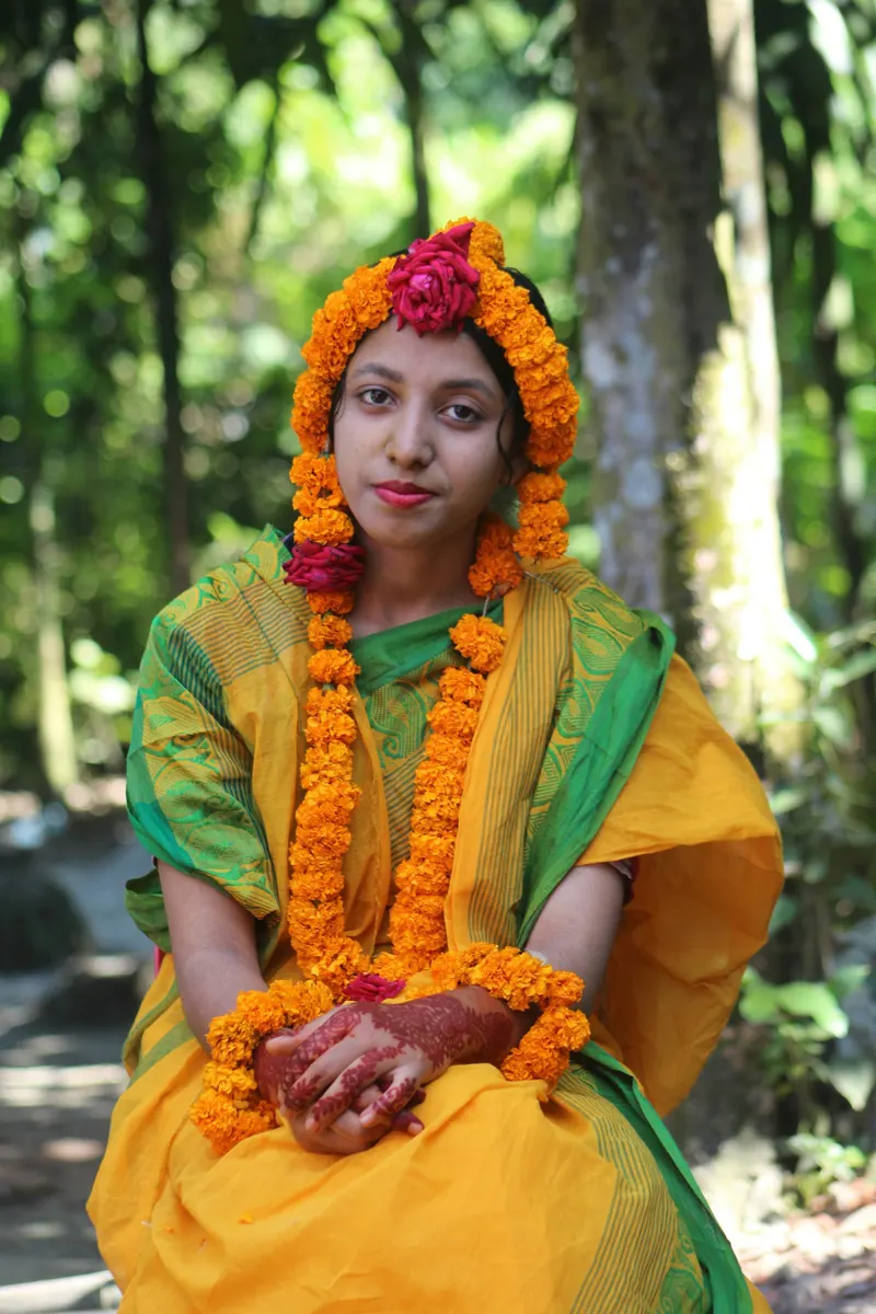 উৎসবের পোশাকে এক তরুণী