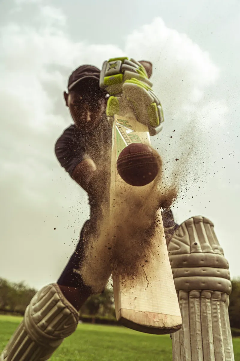 ব্যাট হাতে শট খেলছেন এক ক্রিকেটার