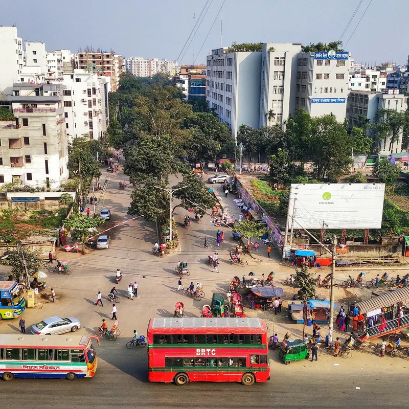 সড়কে চলাচলরত লাল রঙের বাসের আকাশচিত্র
