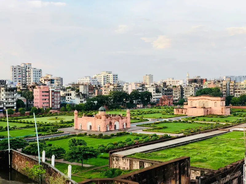খোলা প্রান্তরের পাশে স্থাপত্যনিদর্শন