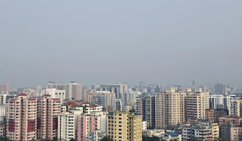 উঁচু ভবনে ঘেরা নগরদৃশ্য