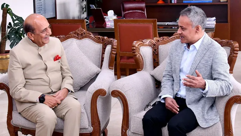 সড়ক পরিবহন ও সেতু, রেলপথ এবং নৌপরিবহন মন্ত্রণালয়ের মন্ত্রী শেখ রবিউল আলম এমপি